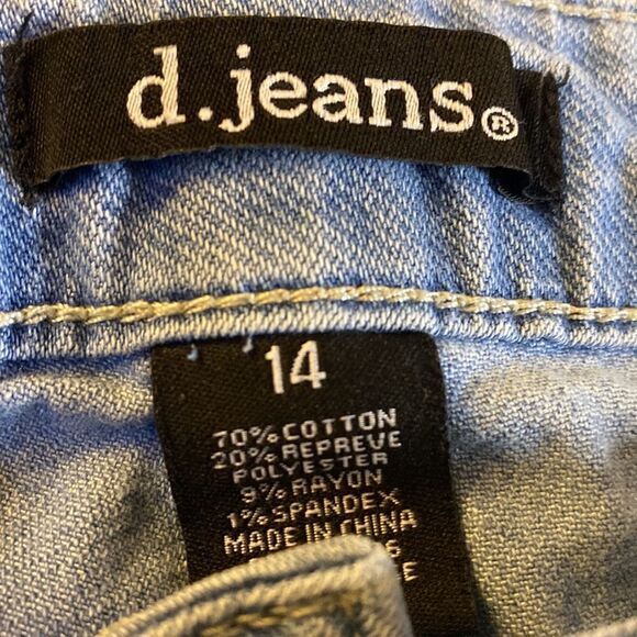 D.JEANS Crop Raw Hem Button Front Jeans - Picture 10 of 11